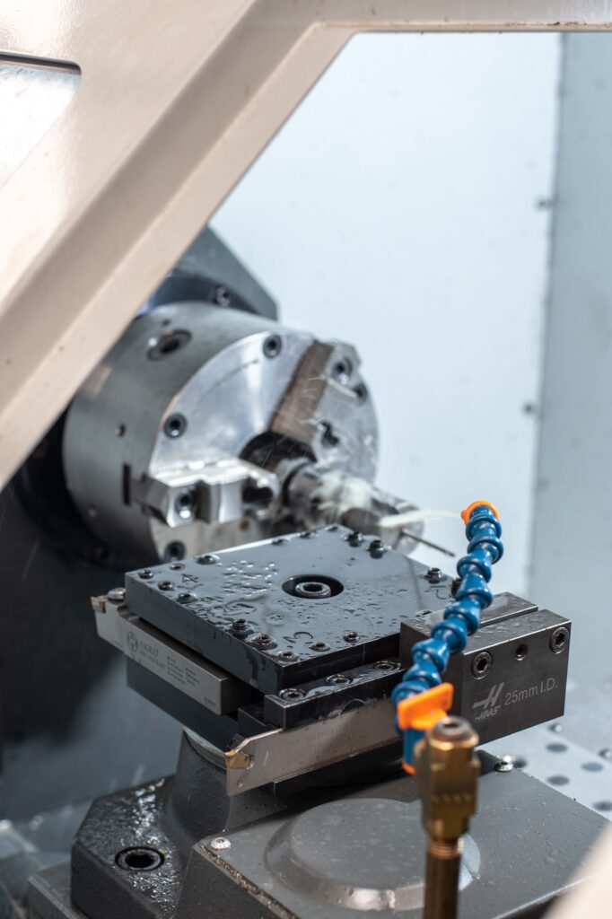 STAR HYDRAULICS servo ventil za precizno brizganje plastike v industrijskih aplikacijah.