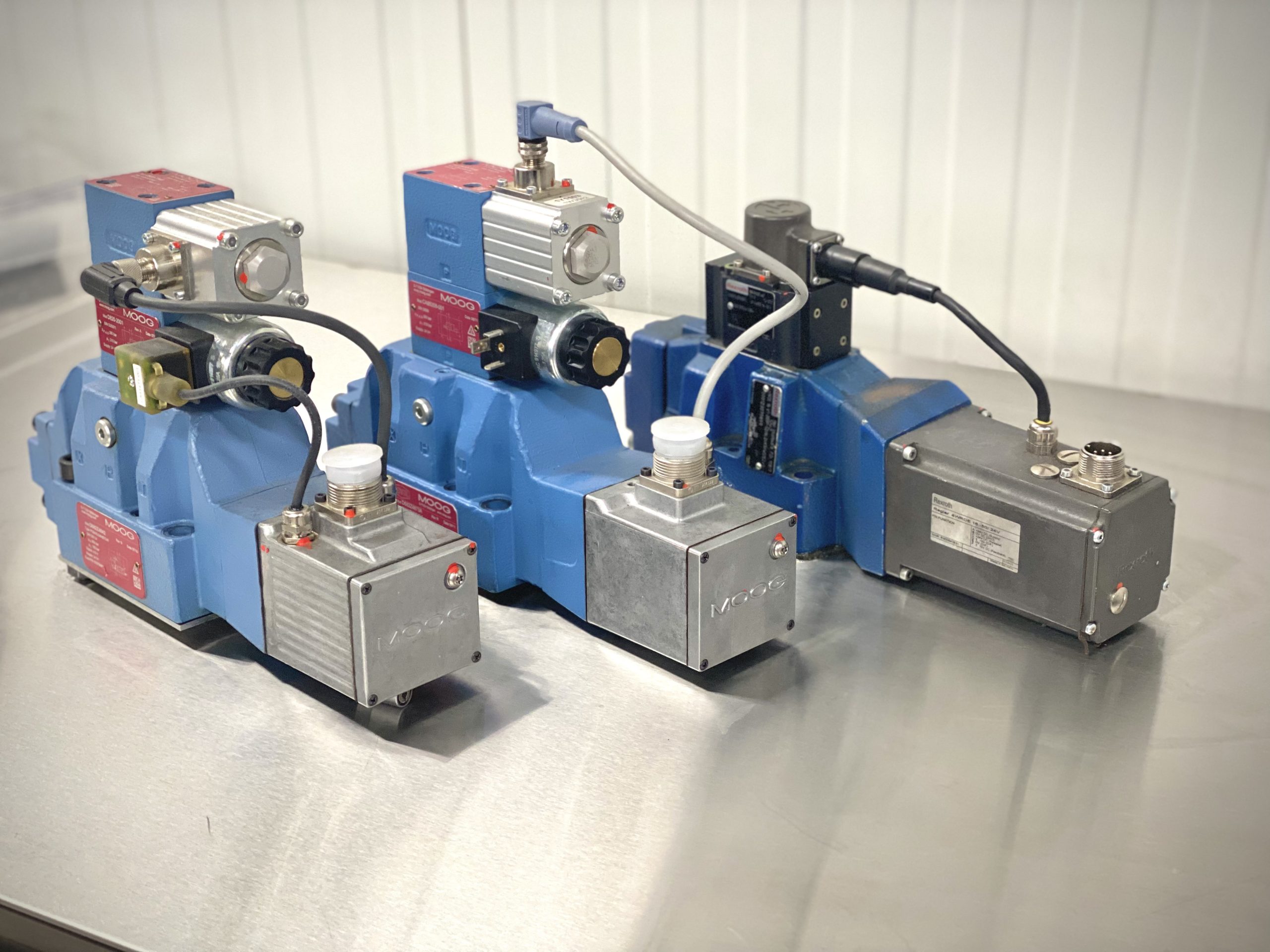 MOOG proporcinių vožtuvų atnaujinimas plastikų liejimo mašinoms Engel.